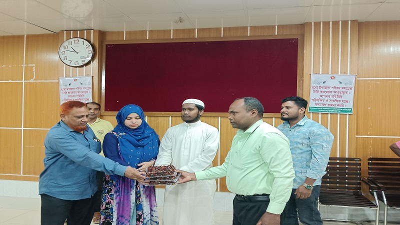 গোমস্তাপুরে মাদ্রাসা এবং এতিমখানায় সৌদি খেজুর বিতরণ